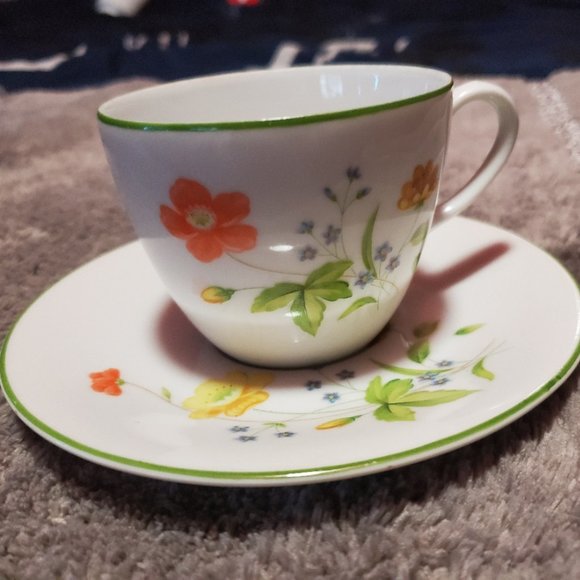 Fine china Tea cups with plate - Picture 1 of 3